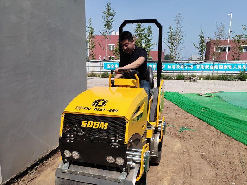座駕振動壓路機在惡劣環(huán)境下如何工作？