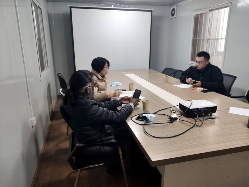 國外客戶來我廠考察，試駕奔馬小型壓路機