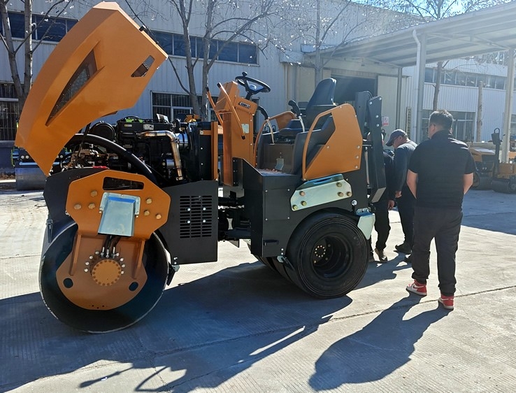 3月18日，哈薩克斯坦客戶來(lái)廠體驗(yàn)考察5噸膠輪壓路機(jī)