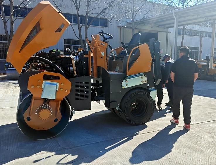 3月18日，哈薩克斯坦客戶來(lái)廠體驗(yàn)考察5噸膠輪壓路機(jī)